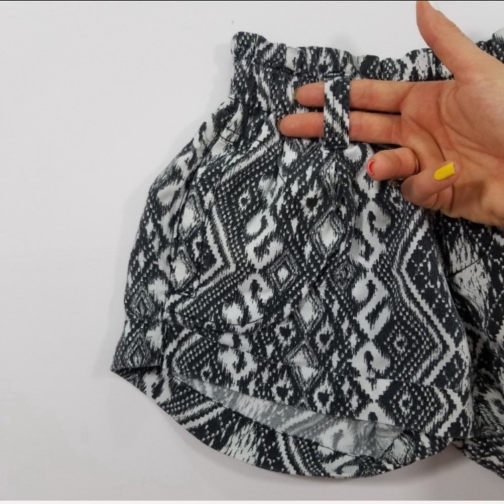 American Eagle Aztec Paper Bag Shorts Size 00 - Picture 3 of 8